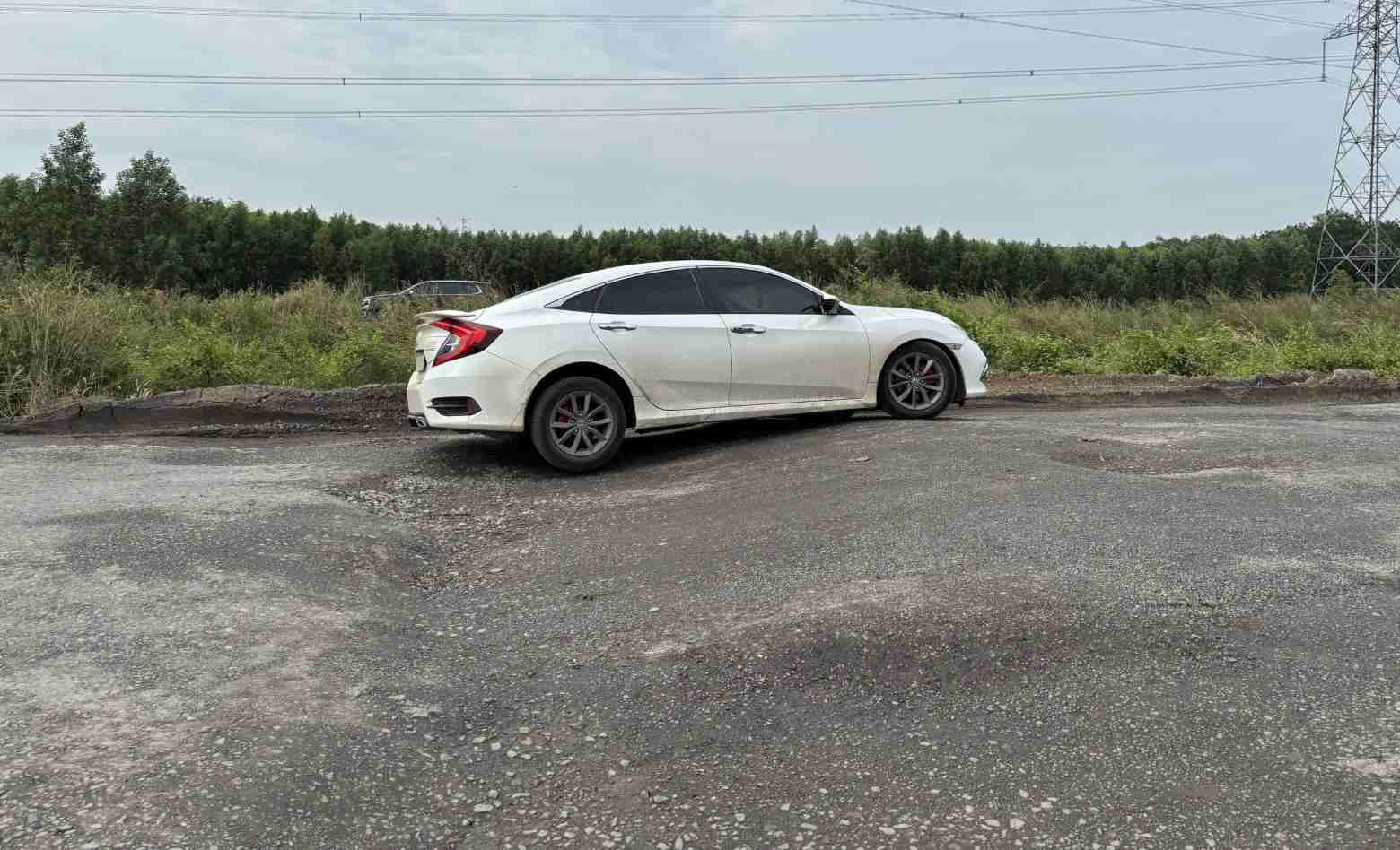 Xe o to phai di chuyen cham qua day. Anh: Dinh Trong