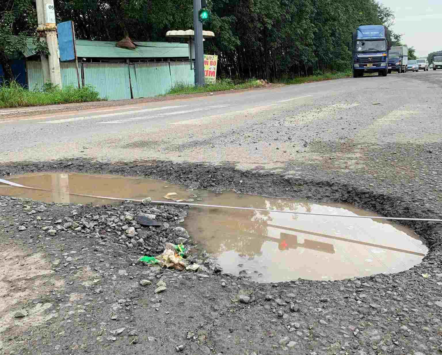 Thu Bien - Dat Cuoc road is seriously degraded. Photo: Provided by readers