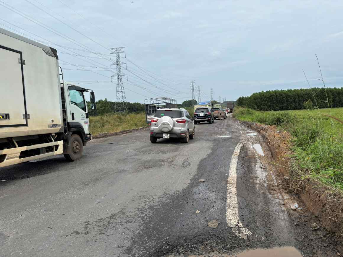 Nhieu nguoi ngan ngam khi phai di chuyen qua doan duong hu hong. Anh: Dinh Trong