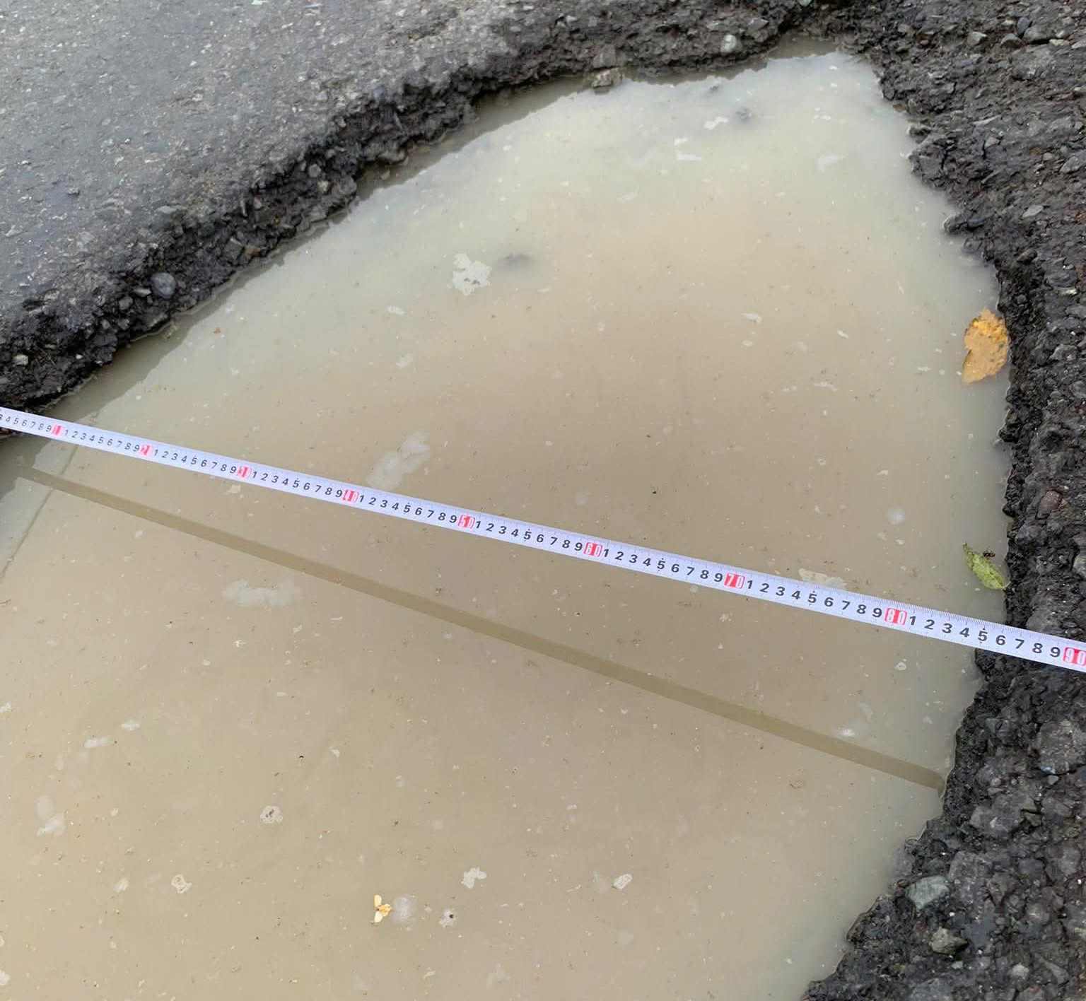 Nhieu ho sau xuat hien tren mat duong. Anh: Ban doc cung cap