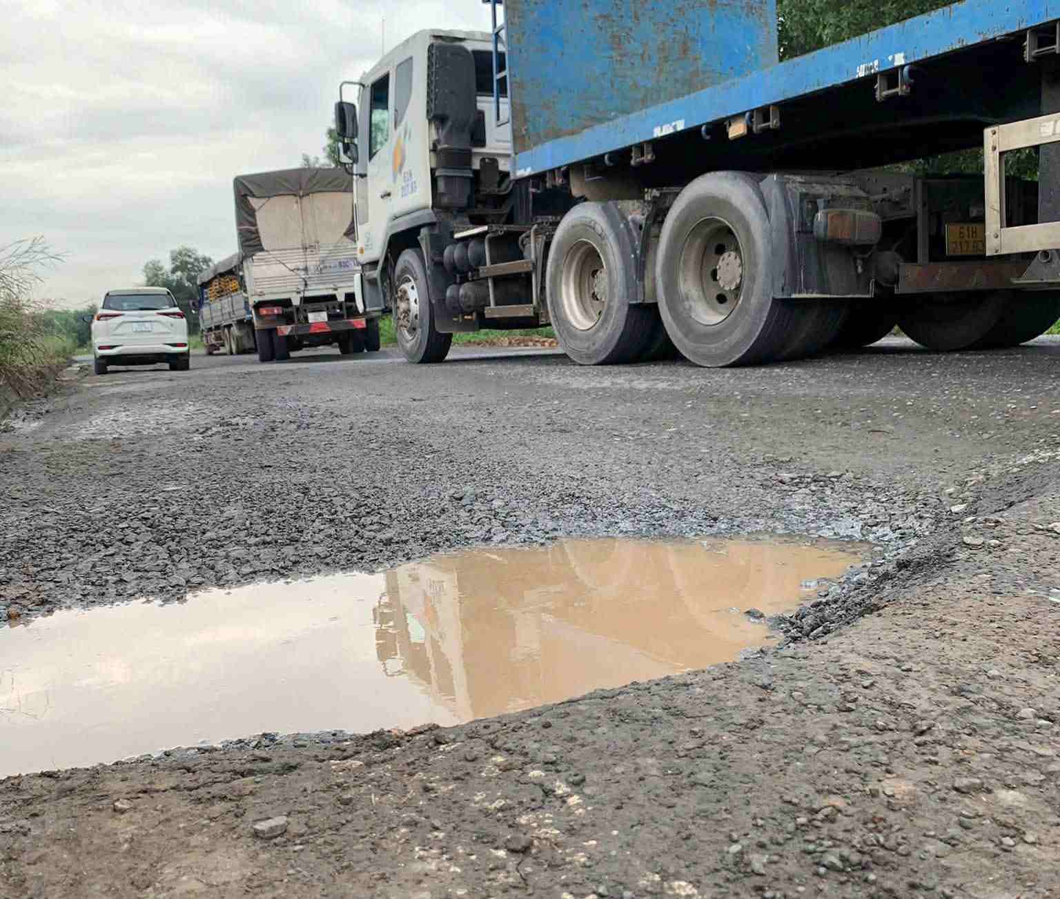 Nhieu doan mat duong xuong cap, bien dang. Anh: Ban doc cung cap