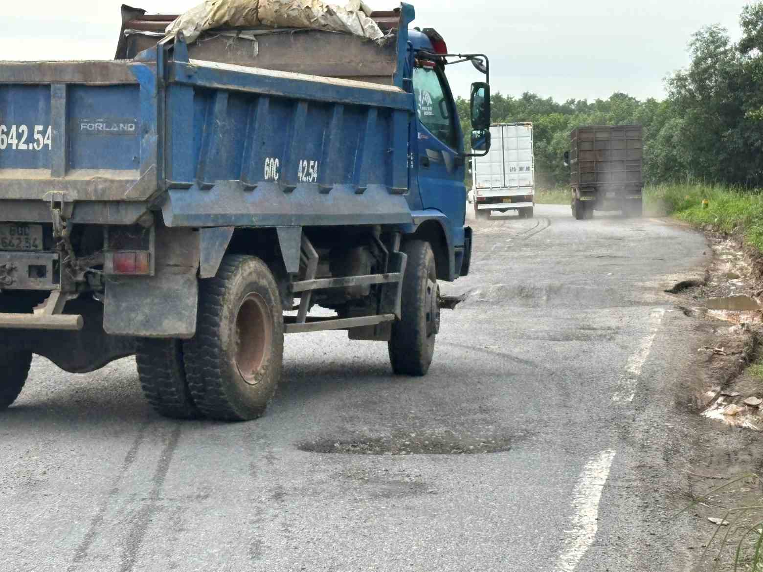 Nguoi dan ky vong tuyen duong som duoc sua chua dam bao viec luu thong an toan. Anh: Dinh Trong
