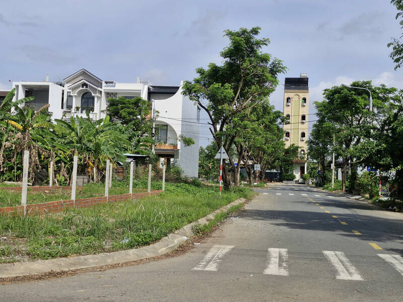 The land segment in the suburbs of Da Nang is of interest to investors. Photo: Thu Giang