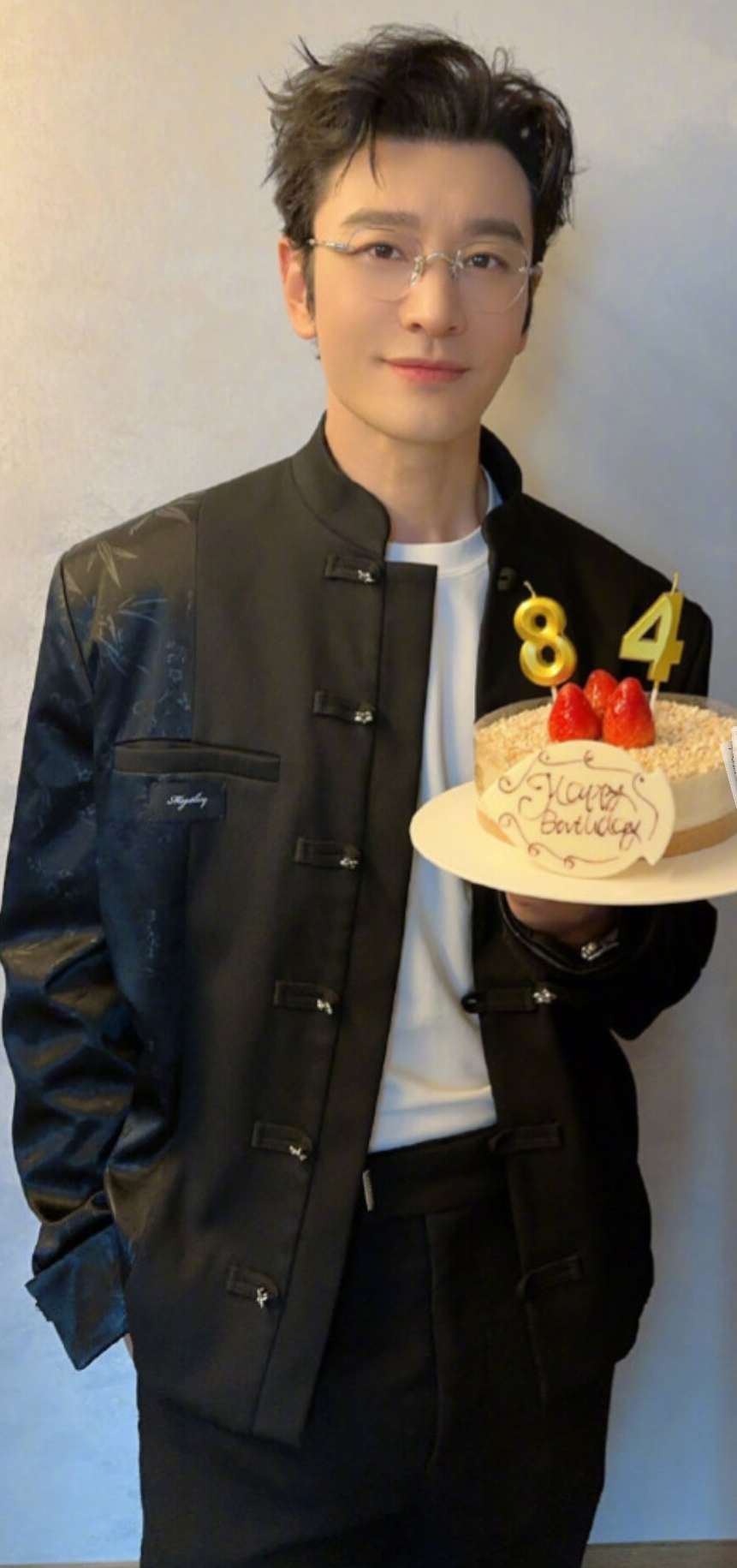 Huynh Hieu Minh an mung sinh nhat tuoi... 84. Anh: Weibo