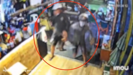 Arresting a group of teenagers carrying weapons to a coffee shop in Ho Chi Minh City to resolve a conflict