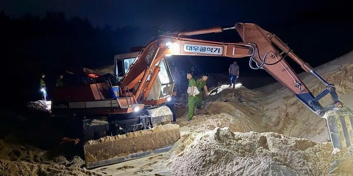 2 subjects illegally mining sand at night were caught red-handed. Photo: Bac Gianh Police