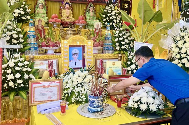 Authorized by the Central Executive Committee of the Youth Union, the Secretary of the Quang Ninh Provincial Youth Union performed the ceremony to posthumously award the "Brave Youth" Badge to Major Nguyen Dang Khai. Photo: Quang Ninh Media Center