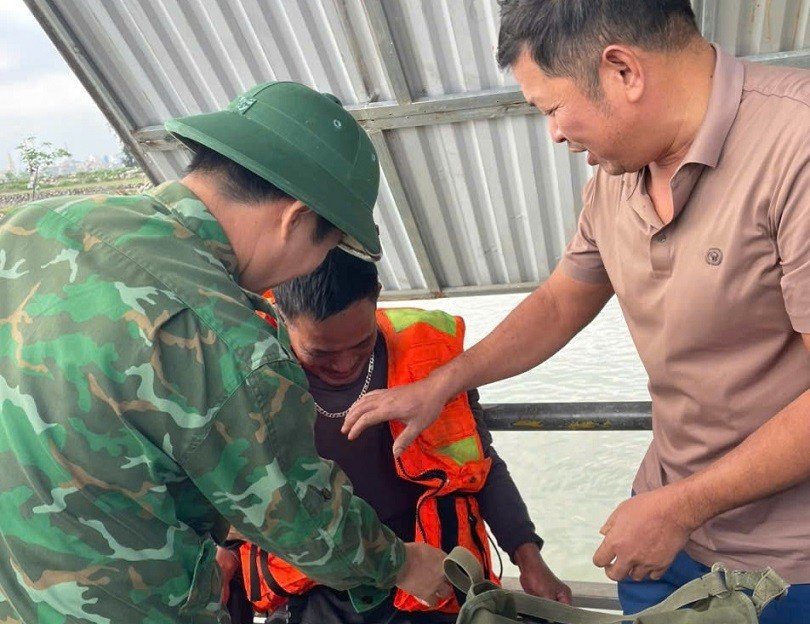The 3 fishermen whose boat sank were successfully rescued by Nghe An Border Guard. Photo: Hai Thuong