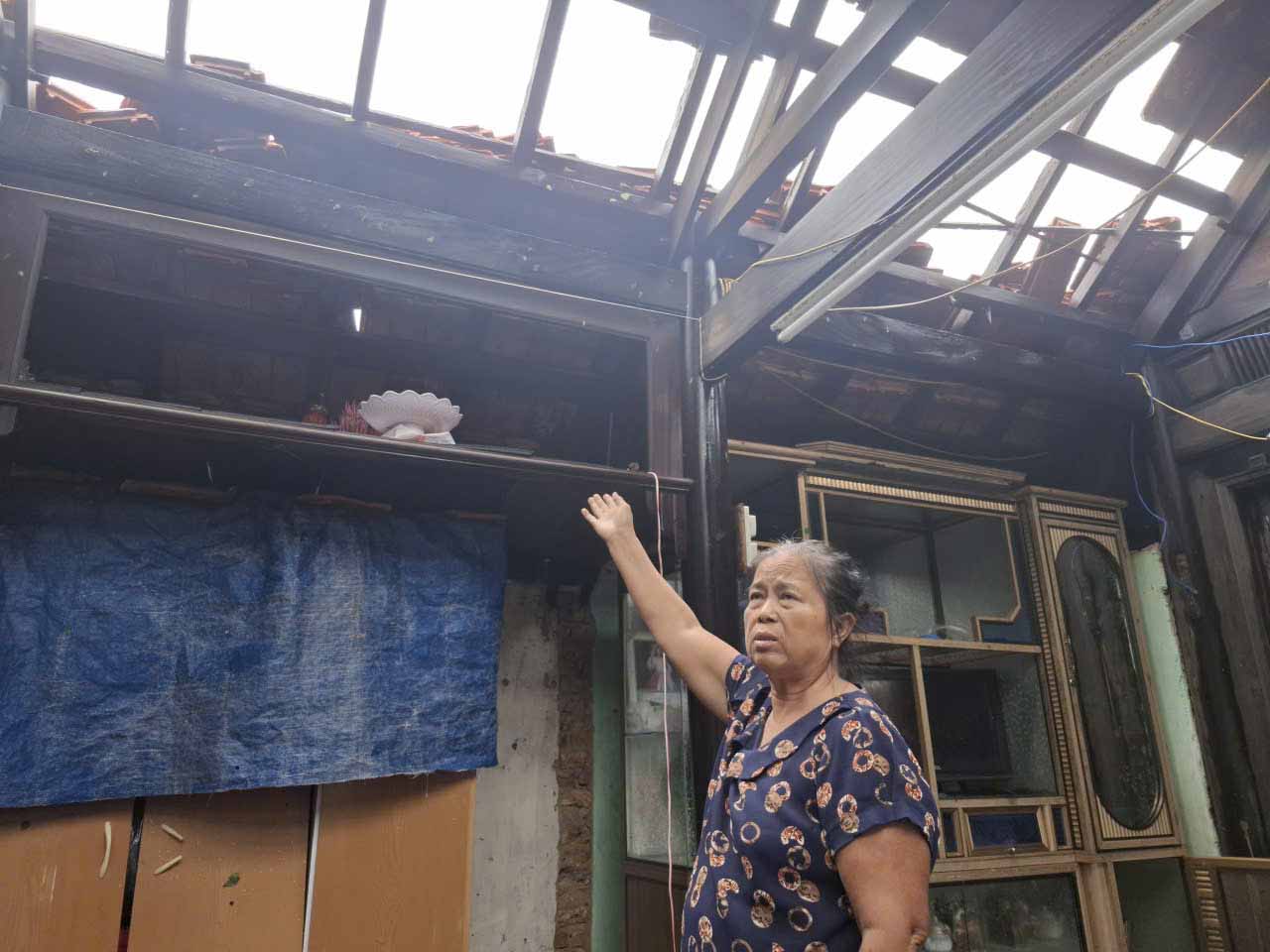 Residentes de la comuna de Co Dam provincia de Ha Tinh tienen casas destechadas debido a desastres naturales y tormentas. Foto: Tran Tuan