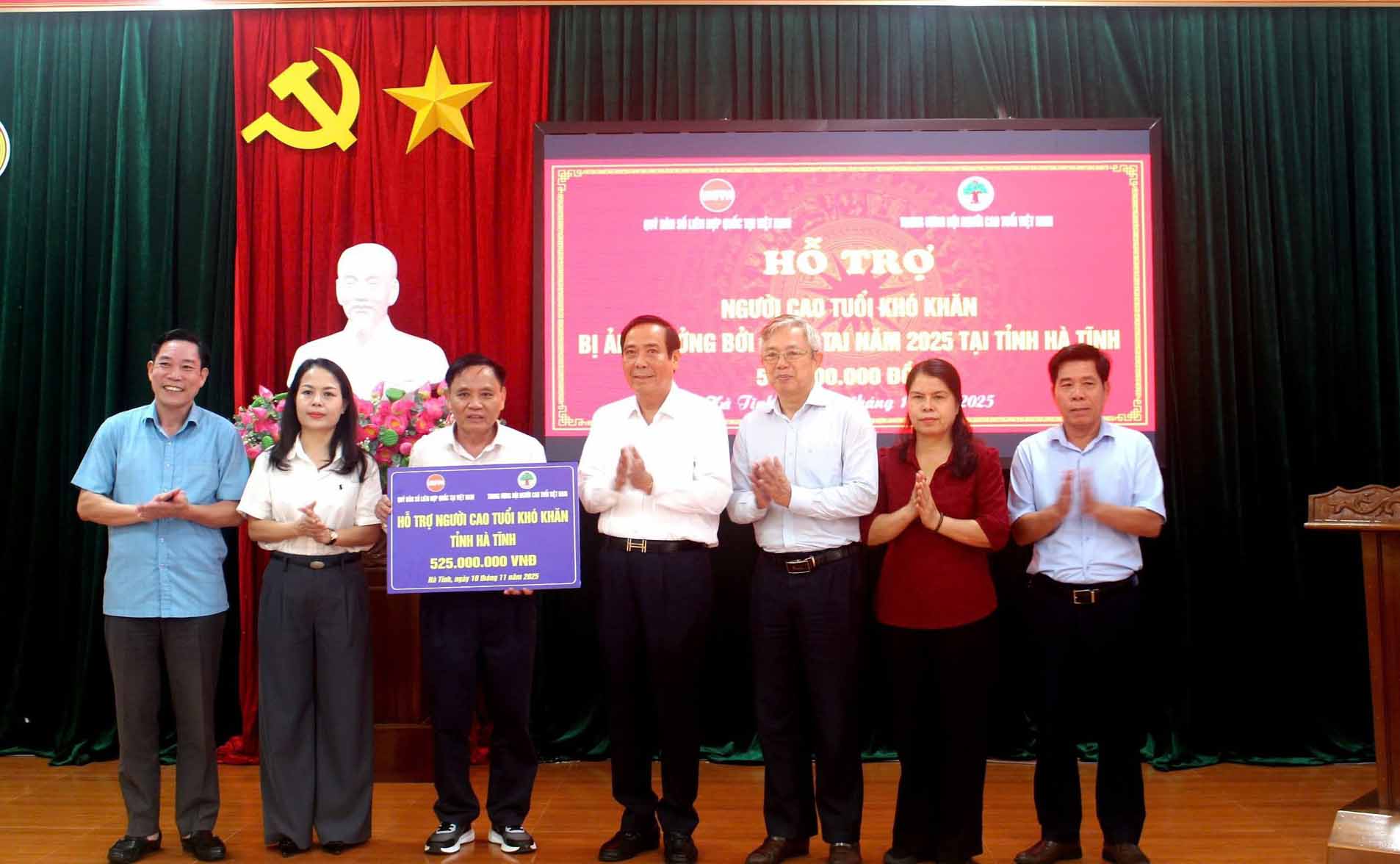 Mat tran To quoc tinh Ha Tinh tiep nhan nguon ung ho khac phuc hau qua thien tai tu Hoi Nguoi cao tuoi Viet Nam.