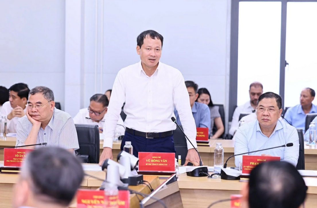 Toplantıda, İl Parti Komitesi Sekreteri ve İl Ulusal Meclisi Heyeti Başkanı Yoldaş Vu Hong Van konuştu. Fotoğraf: Cong Nghia
