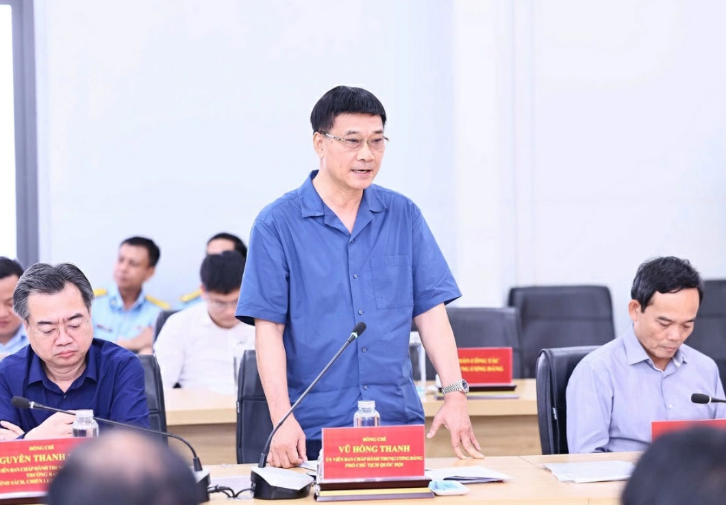 Parti Merkez Komitesi üyesi ve Ulusal Meclis Başkan Yardımcısı Vu Hong Thanh toplantıda konuşuyor. Fotoğraf: Cong Nghia