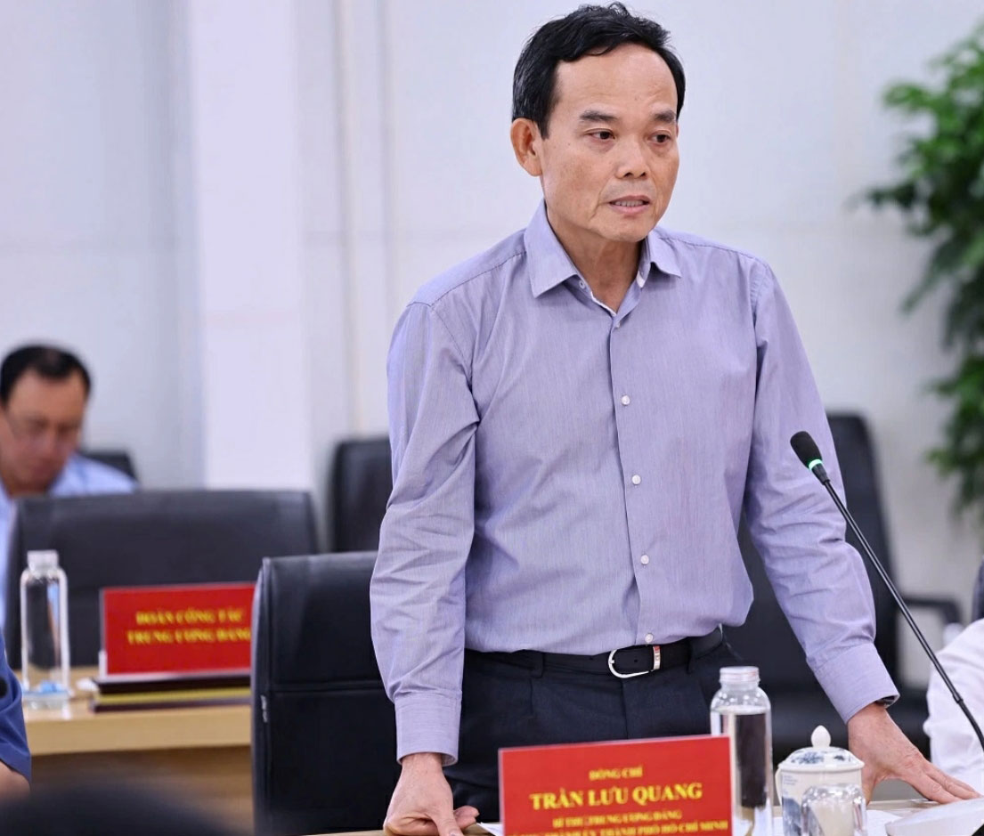 Parti Merkez Komitesi Sekreteri ve Ho Chi Minh Şehri Parti Komitesi Sekreteri Yoldaş Tran Luu Quang toplantıda konuştu. Fotoğraf: Cong Nghia