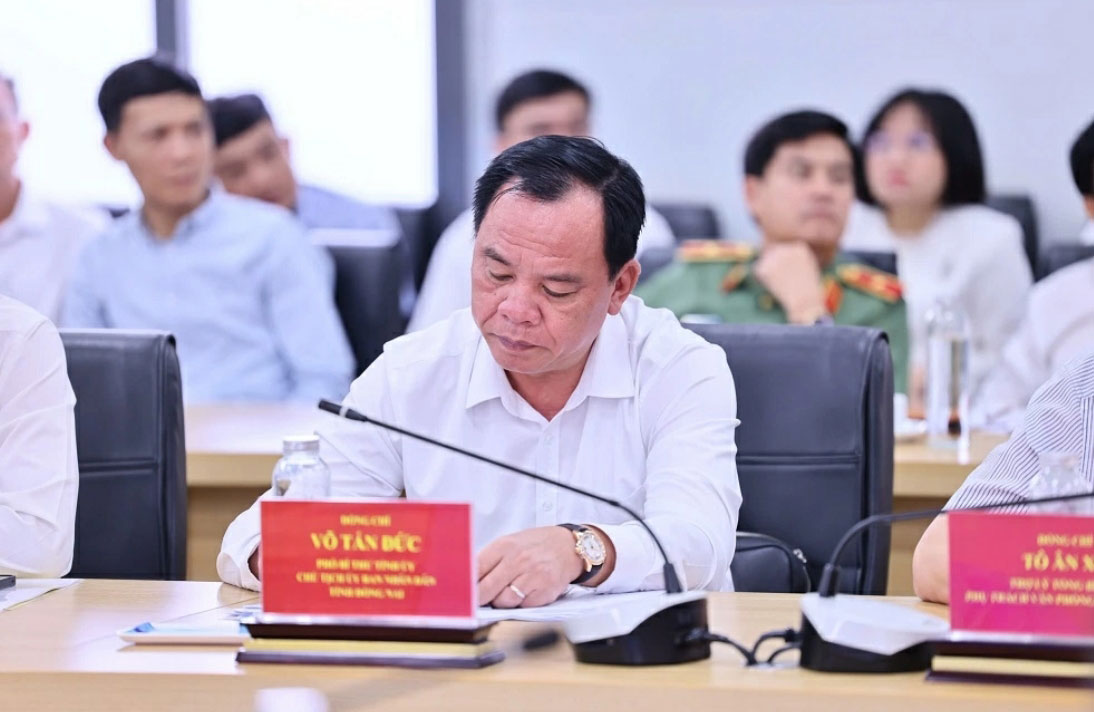 İl Parti Komitesi Başkan Yardımcısı, İl Halk Komitesi Başkanı Vo Tan Duc ve çalışma oturumuna katılan delegeler. Fotoğraf: Cong Nghia