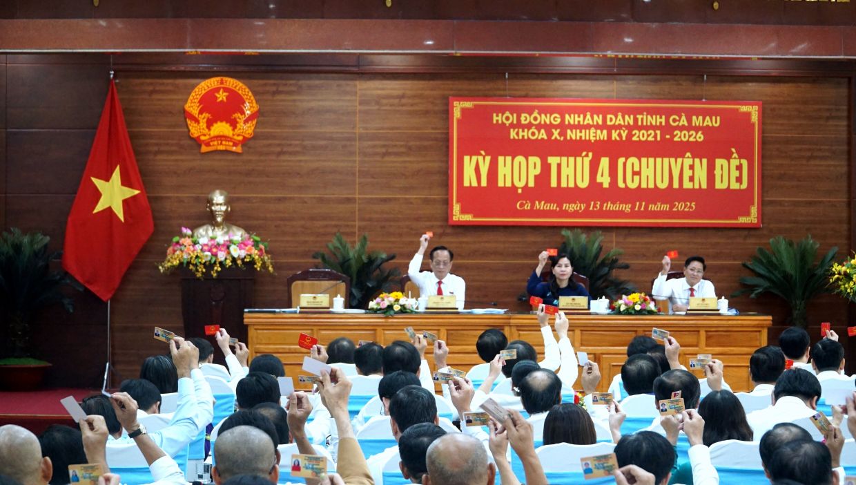 Cac dai bieu HDND tinh Ca Mau bieu quyet thong qua dieu chinh von. Anh: Nhat Ho