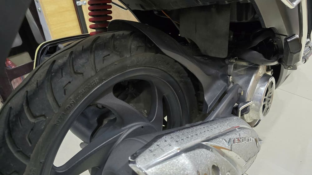 Parents should teach their children to maintain motorbikes periodically to ensure safety when participating in traffic. Photo: Tuan Dat