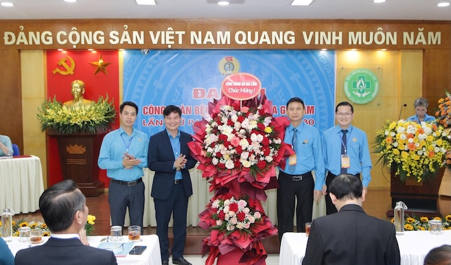 ザラム総合病院労働組合の第 4 回大会が定めた 2025 年から 2030 年の目標の 1 つは、毎年少なくとも 10 件の科学研究の取り組みとテーマが適用されるように努めることです。写真：CDTP