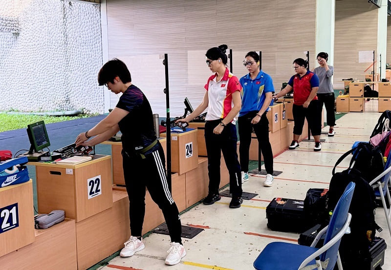 베트남 사격 선수들이 SEA 게임 33을 적극적으로 준비하고 있습니다. 사진: 호아이 비엣