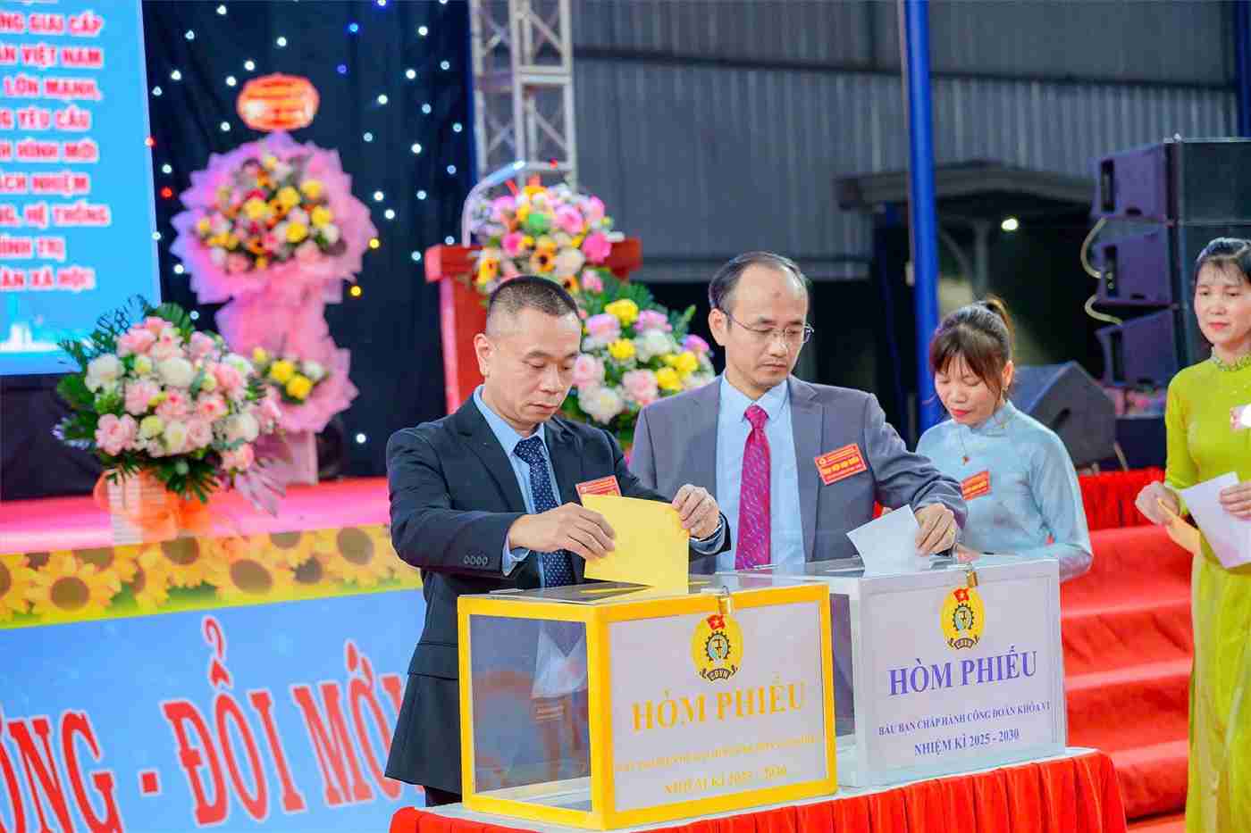 代表者は投票に参加します。写真：住電装ベトナム株式会社