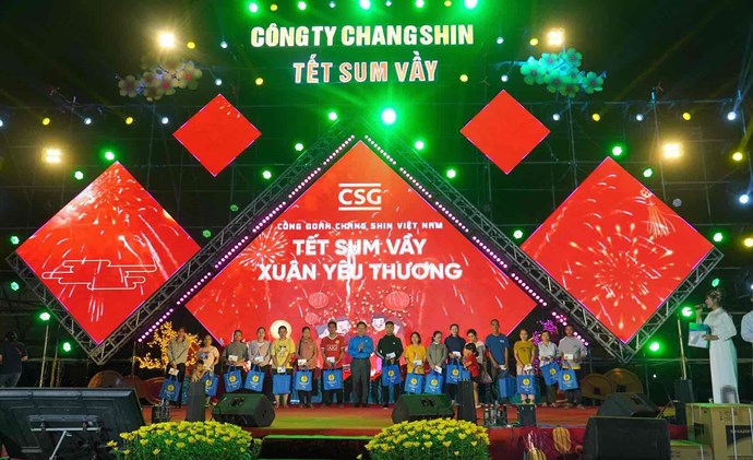 The Trade Union of Chang Shin Vietnam Co., Ltd. organizes the 2025 Tet Sum Vay for union members and workers. Photo: HAC