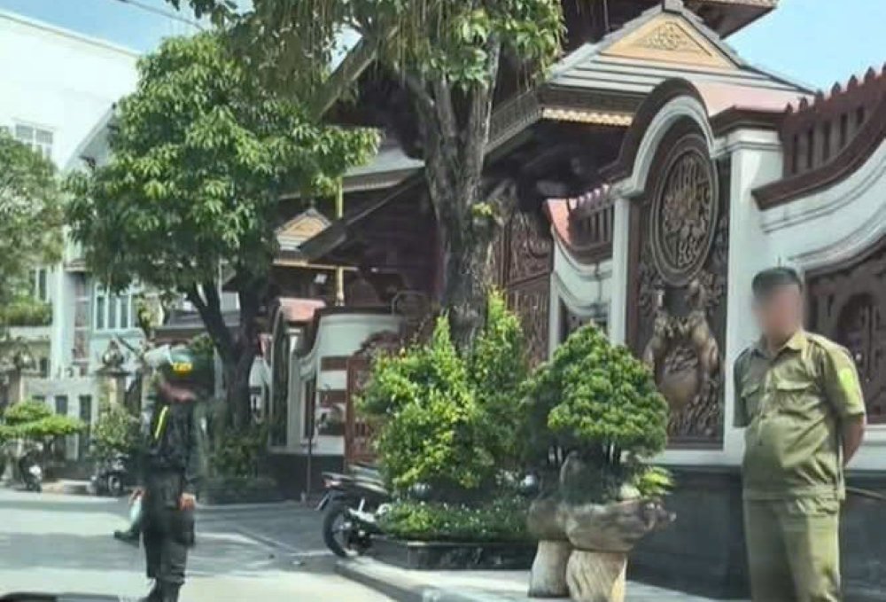 Canh sat xuat hien tai biet thu cua chu tham my vien Mailisa o phuong Thoi An (Quan 12 truoc day). Anh: Dong Hoang 