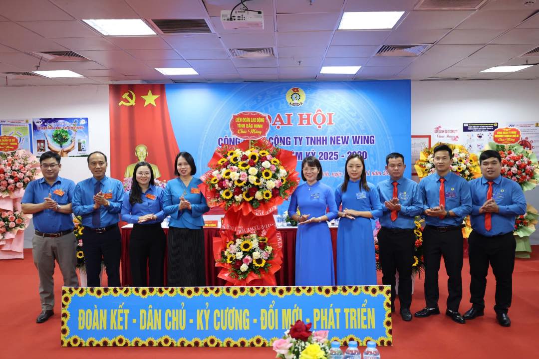 Lanh dao Lien doan Lao dong tinh Bac Ninh tang hoa chuc mung dai hoi. Anh: Quyet Chien