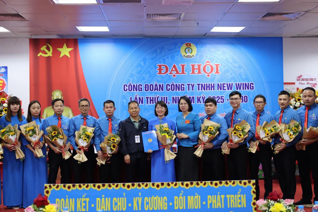 The Executive Committee of the Company's Trade Union for the 2025-2030 term launched the congress. Photo: Quyet Chien