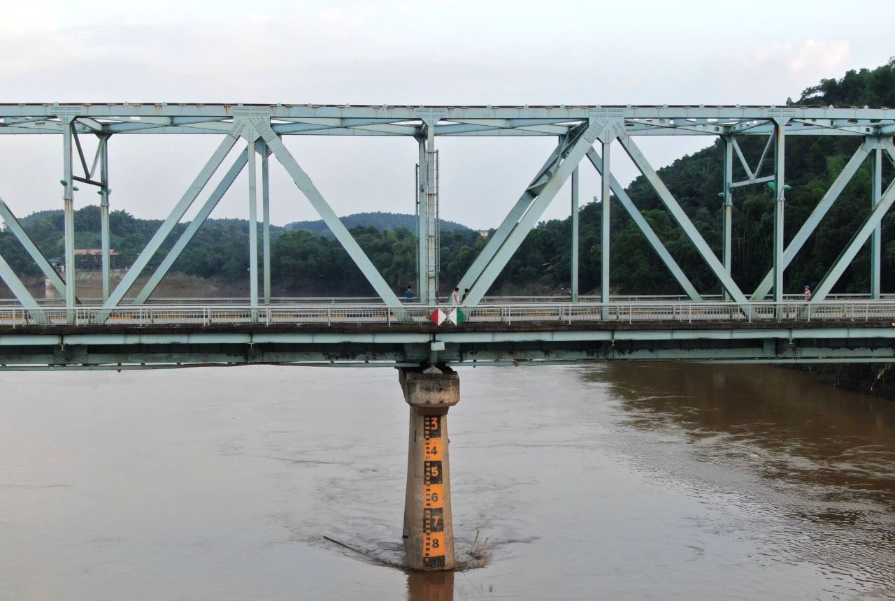 Cau Yen Bai bi hu hong nang do bi nhieu tau cat troi tu do va dap sau nhieu dot mua lu. Anh: Van Duc