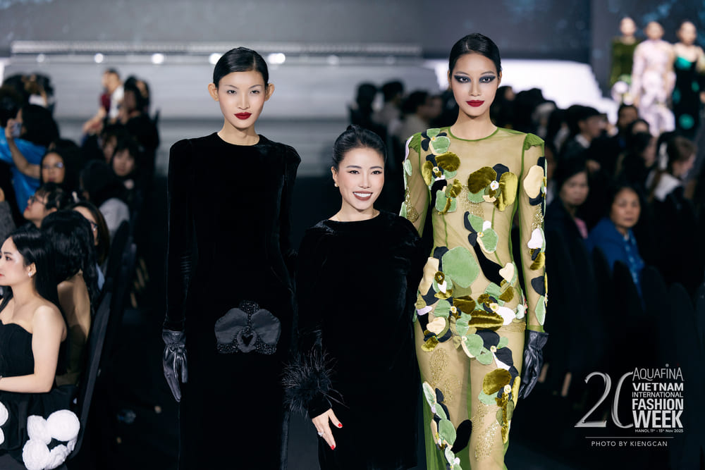Designer Ha Linh Thu (middle) introduces the Fall - Winter 2025 collection - "Black Parade". Photo: Kieng Can Team