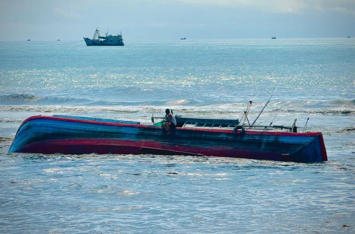 Mot tau ca bi chim o cua bien Cang La Gi. Anh: Hac Long