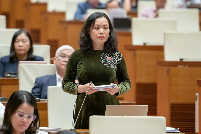 National Assembly delegate Huynh Thi Phuc mentioned the current situation where online viewers trust actors, KOLs, and TikToker more than goods inspection stamps. Photo: Quochoi.vn