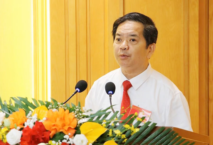 Mr. Bui Nhan Sam was transferred and appointed to the position of Director of the Department of Education and Training of Ha Tinh province. Photo: Hanh Nguyen.