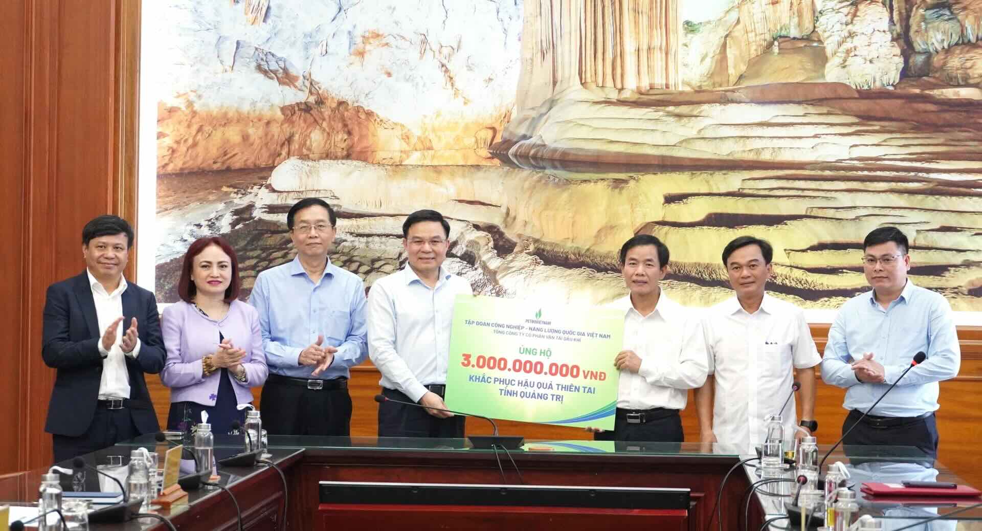 Representantes de los lideres de Petrovietnam entregan un simbolo de 3 mil millones de VND de apoyo a la provincia de Quang Tri. Foto: Thanh Dao