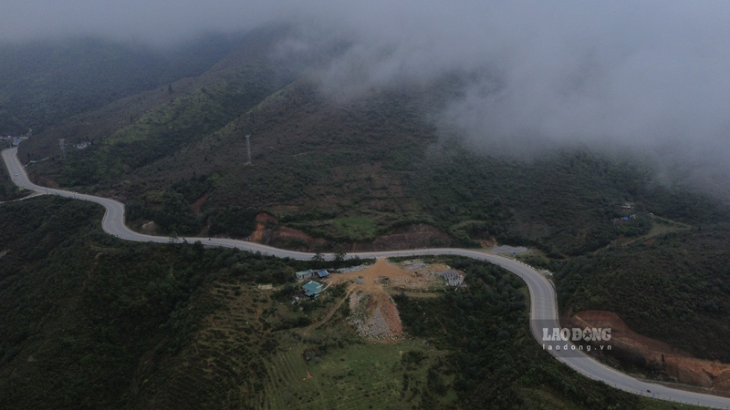 Khong it thoi diem tren deo thuong xuat hien suong mu khien viec di chuyen tro nen kho khan. Anh: Dinh Dai 