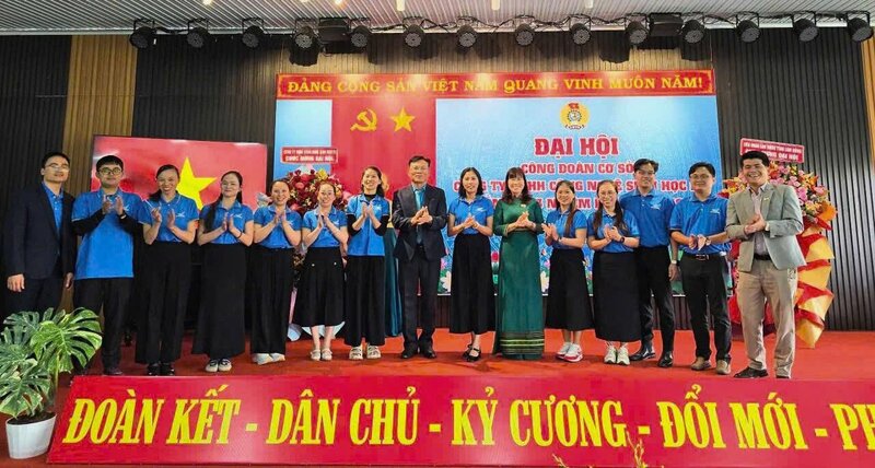 Union members and workers of F1 Technology Company Limited (Lam Dong province) excitedly attended the 2025-2030 Trade Union Congress. Photo: Lam Duc