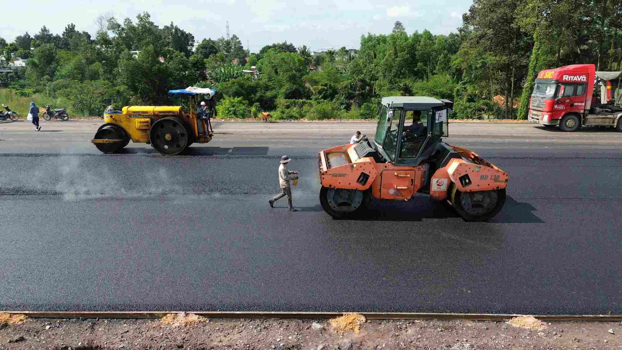 12月19日の技術的交通開通に間に合うようにビエンホア～ブンタウ高速道路プロジェクトの建設。写真：HAC
