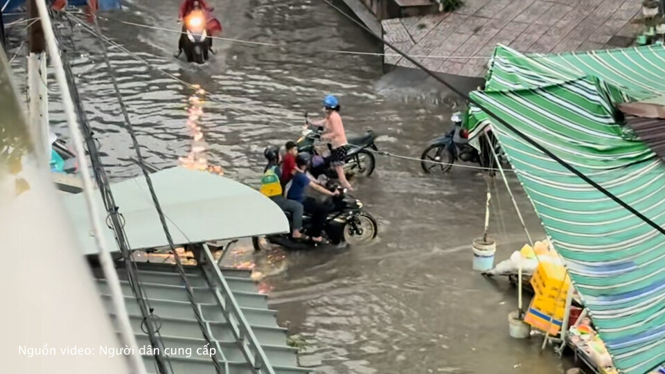 ホーチミン市の住宅地では何日も水が浸水し、排水されず、人々は早期の解決を望んでいる