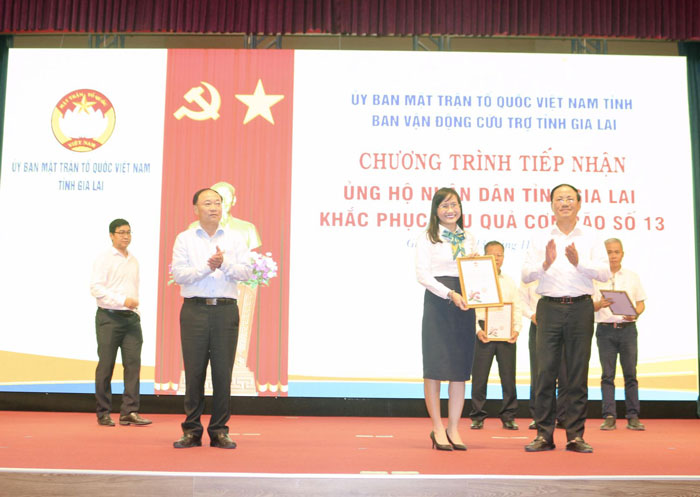 Ngan hang BIDV ung ho 2 ti dong. Anh: Ngoc Minh 