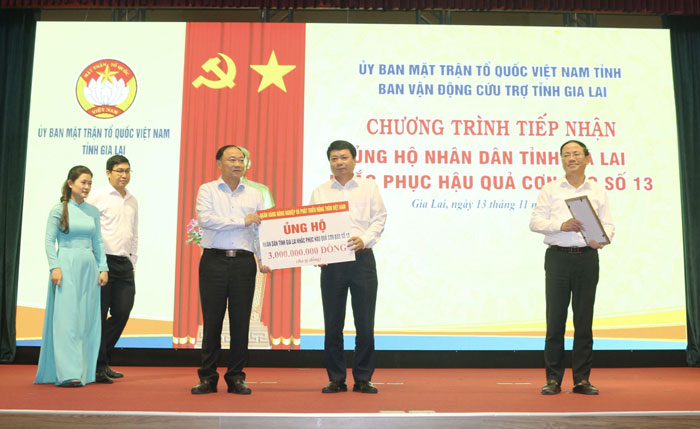 El Banco de Agricultura y Desarrollo Rural de Vietnam apoya con 3 mil millones de VND a la gente de Gia Lai despues de la tormenta numero 13. Foto: Ngoc Minh
