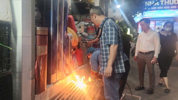 Luc luong chuc nang phuong Tu Liem thuc hien thao do nhung vi pham ve long duong, via he de bay ban hang. Anh: Minh Hanh 