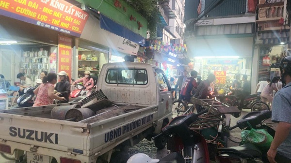 Cung voi tuyen truyen, van dong luc luong chuc nang cung cuong quyet xu ly nghiem cac vi pham. Anh: Minh Hanh 