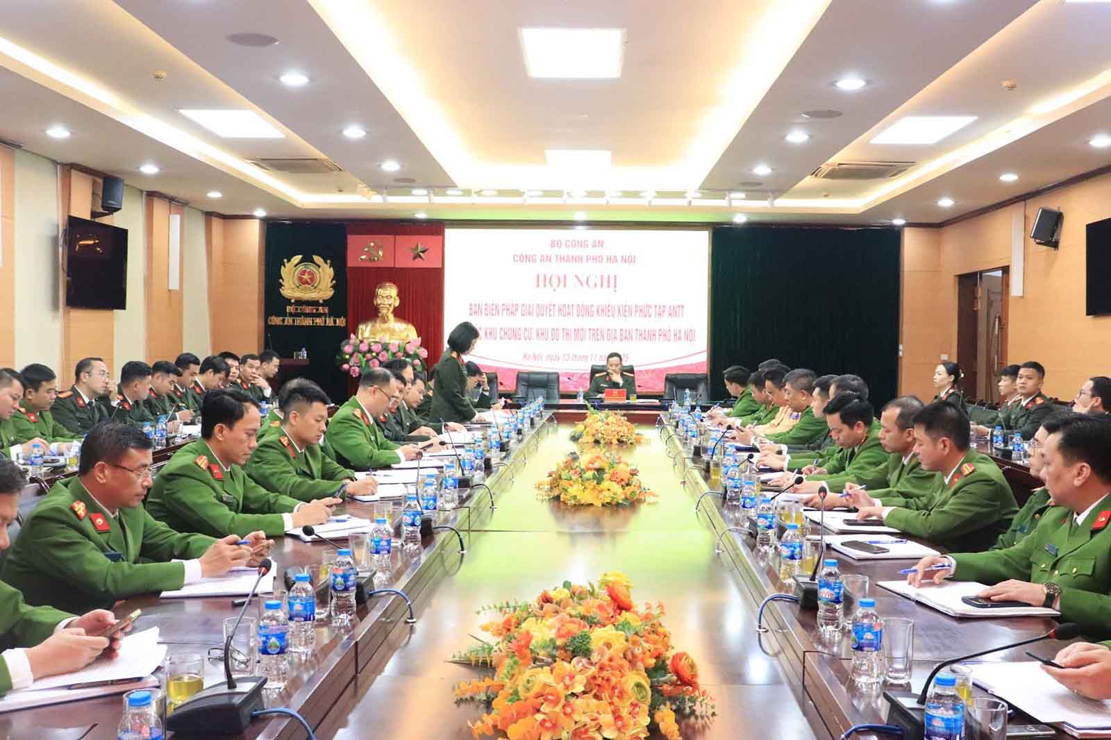 Conference "Discussing measures to resolve complex complaints about security and order in apartment buildings and new urban areas in Hanoi city". Photo: Hanoi Police
