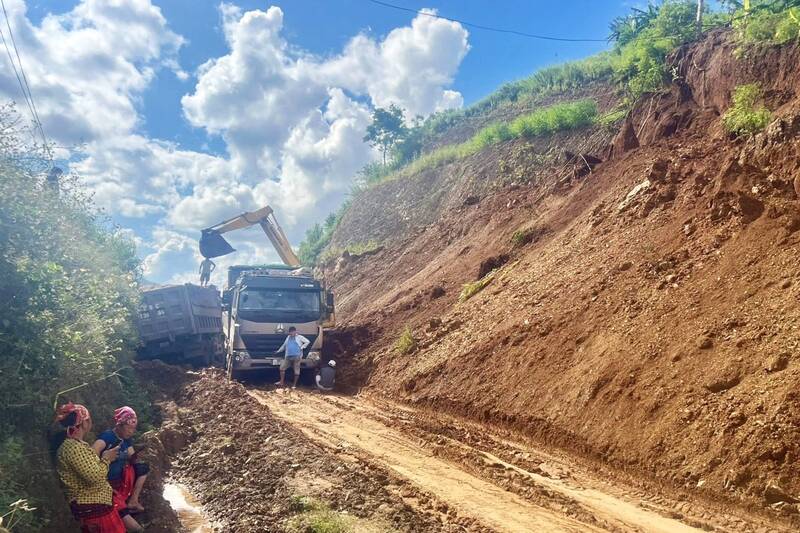 Tuyen duong noi Quoc lo 37 – Quoc lo 279D qua ban Cao Da, xa Bac Yen dang duoc tich cuc thi cong. Anh: Truong Son