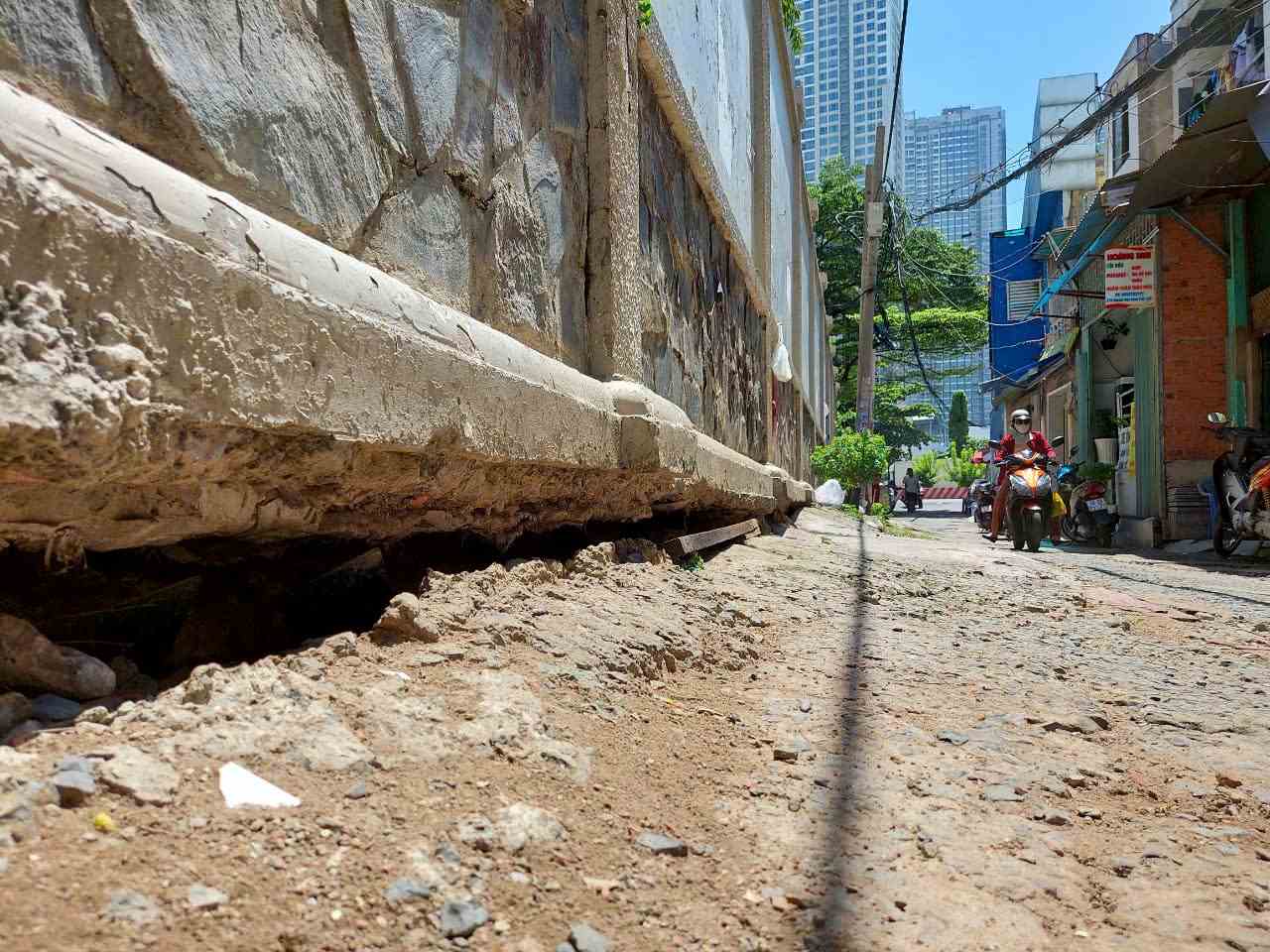 路地67グエン・フ・カイン（ホーチミン市）の地盤が深く沈下し、建物の壁の基礎が持ち上がった。写真: ミン・クアン