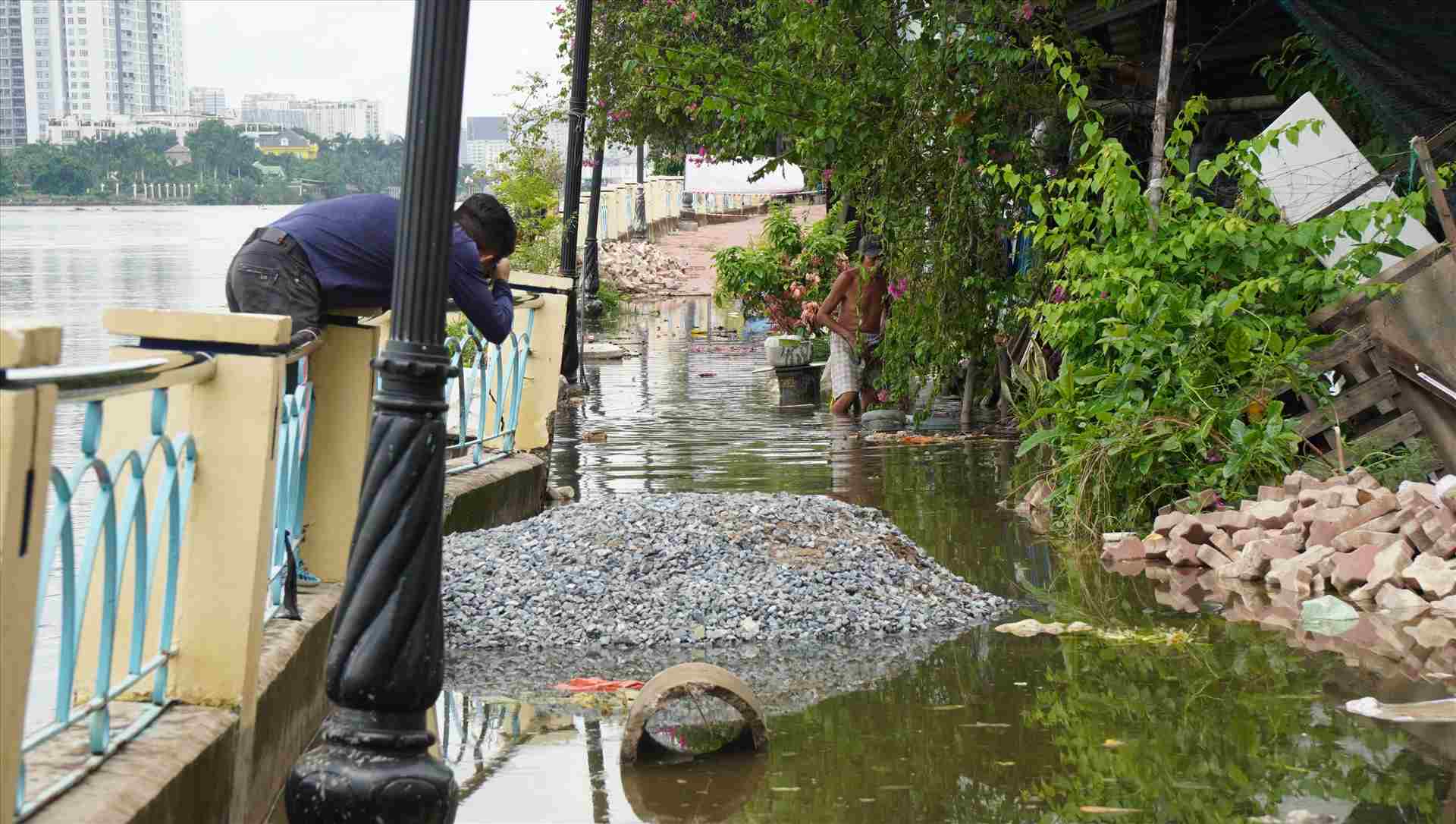 Sut lun mot doan bo kenh Thanh Da. Anh: Nhu Quynh