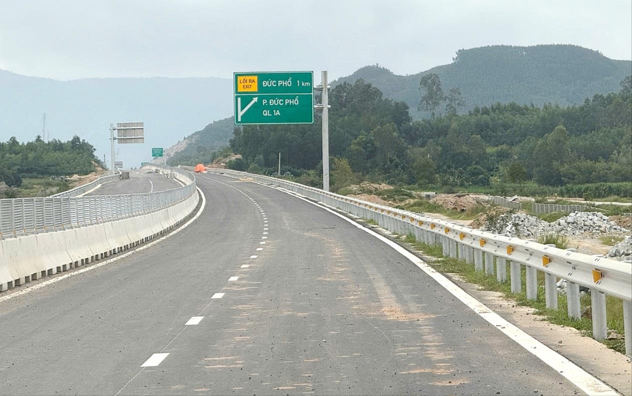 Tuyen Cao toc Quang Ngai - Hoai Nhon hien da lap dat bang chi dan giao thong. Anh: Thanh Nhi