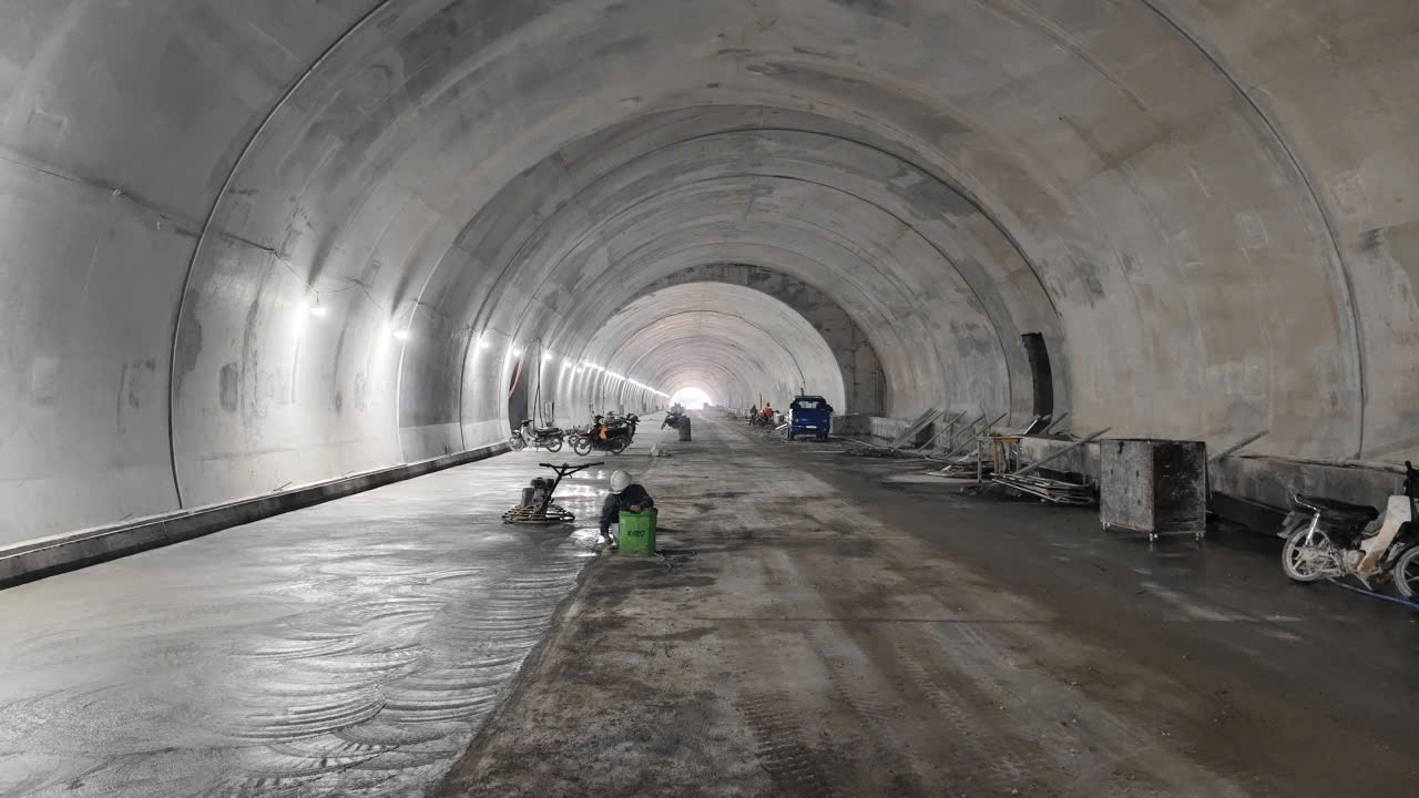 Trong nhung ngay bao lu, cac nha thau chu yeu tap trung thi cong cac hang muc trong ham so 3. Khi hoan thien, day se la ham xuyen nui lon thu ba ca nuoc. Anh: Vien Nguyen