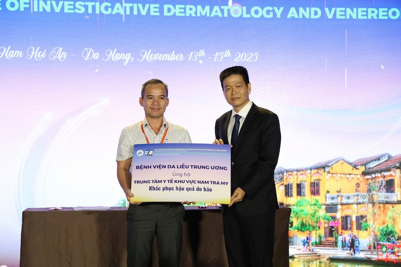 Benh vien Da lieu Trung uong chung tay ung ho Trung tam Y te khu vuc Nam Tra My (Quang Nam) nham gop phan khac phuc hau qua thien tai. Anh: BVCC