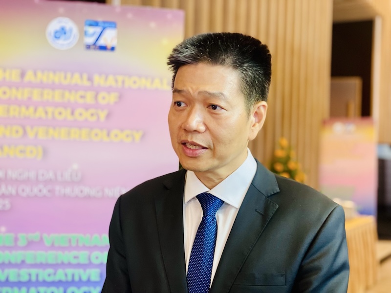 Associate Professor, Dr. Le Huu Doanh - Director of the Central Dermatology Hospital shared on the sidelines of the conference. Photo: Duc Van