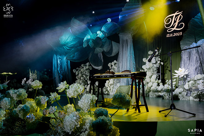 E-kip chon lua chat lieu dan gian la hoa sen de dua vao trang tri. Anh: Maven Wedding Planner